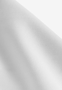 Weißer Stoff mit einer glatten Textur und leichtem Glanz, der ein feines, gleichmäßiges Gewebe aufweist und keine auffälligen Muster oder Verzierungen hat.