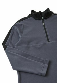 Szary polarowy sweter z czarnym zamkiem przy kołnierzu, akcentami na ramionach i rękawach. Charakteryzuje się miękką fakturą i klasycznym wzornictwem.