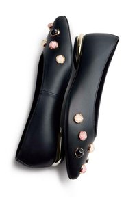 Ballerines en cuir noir avec un bout arrondi, ornées de gemmes multicolores en réglage doré. Texture lisse avec un design épuré.