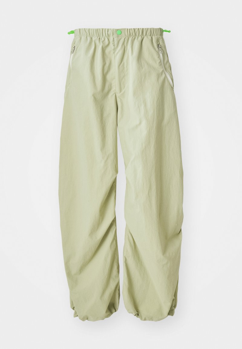 Lichtgroene, oversized broek met een elastische tailleband. Voorzien van ritszakken en trekaccenten in de taille voor een verstelbare pasvorm.