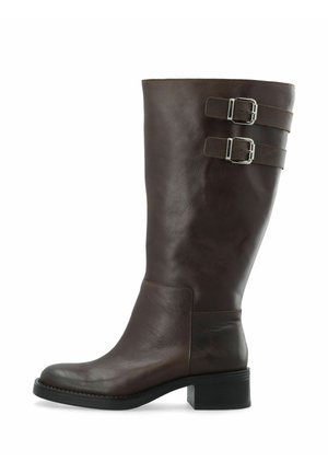 Botte haute en cuir marron foncé avec deux sangles à boucle argentée près du sommet et un talon bas empilé.