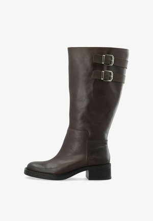 Botte haute en cuir marron foncé avec deux sangles à boucle argentée près du sommet et un talon bas empilé.
