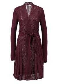 Bordeaux gestricktes Wickelkleid mit langen Ärmeln, offener Vorderseite, strukturiertem Gewebe und gebundenem Taillengürtel, das ein plissiertes Rockdesign aufweist.