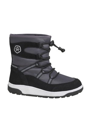 Botte d'hiver grise avec des accents en suédine noire, surface texturée, lacets flexibles et semelle blanche épaisse. Présente un design imperméable.