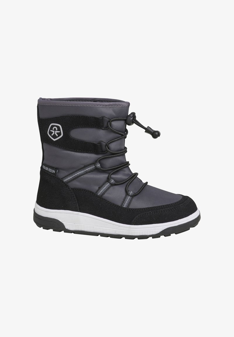 Grå vinterkänga med svarta mockadetaljer, texturerad yta, flexibla snören och en tjock vit sula. Har en vattentät design.