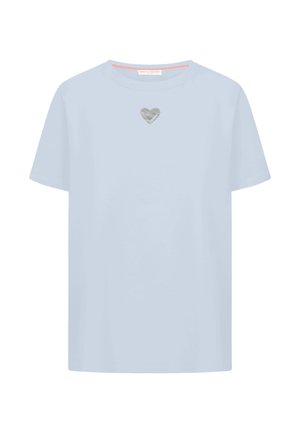 Lichtblauw T-shirt met korte mouwen, een ronde hals en een klein zilverkleurig hartje in het midden onder de halslijn.