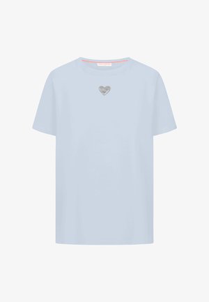 Lichtblauw T-shirt met korte mouwen, een ronde hals en een klein zilverkleurig hartje in het midden onder de halslijn.