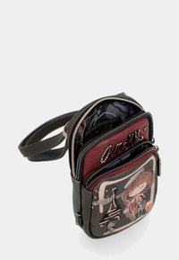 Borsa a tracolla multitasche nera e bordeaux con un design lucido, grafica a cartoni animati, hardware argentato e fodera interna con motivo.