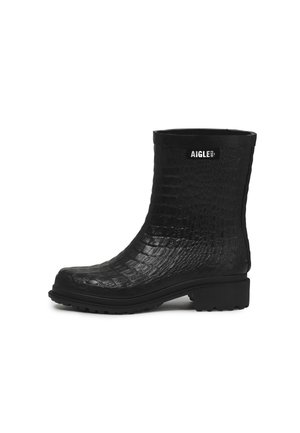 Botte en caoutchouc noire mi-mollet avec motif crocodile texturé, semelle épaisse, petit talon, et étiquette blanche "AIGLE 1853" près du sommet.