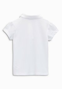 Polo-shirt blanc à manches courtes avec un col rabattu, tissu texturé et accents en forme de vagues au niveau du col et des épaules.