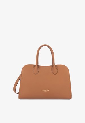 Sac à main en cuir fauve avec deux poignées, une bandoulière, et le logo "Lancaster Paris" centré à l'avant.