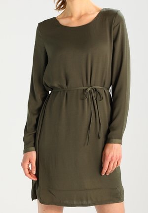 Robe olive longue à manches avec un col rond, ceinture élastique à la taille et texture lisse, présentant un ourlet à mi-genoux.