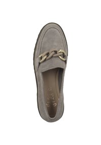 Graue Wildleder-Slipper mit Kettenakzent, abgerundeter Zehenpartie und gepolsterter Innensohle. Die Laufsohle ist strukturiert für besseren Grip und Langlebigkeit.
