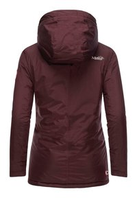 Burgundy fodrad jacka med huva, slät textur, logotypdetaljer på baksidan, långa ärmar och rak fåll. Inga synliga fickor.