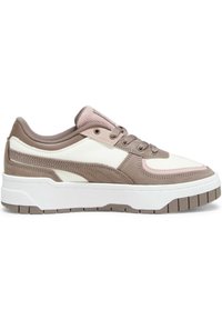 Sneakers med en beige, vit och ljusrosa färgschema, med en mjuk blandning av läder och tyg, en tjock vit sula och texturerade detaljer.