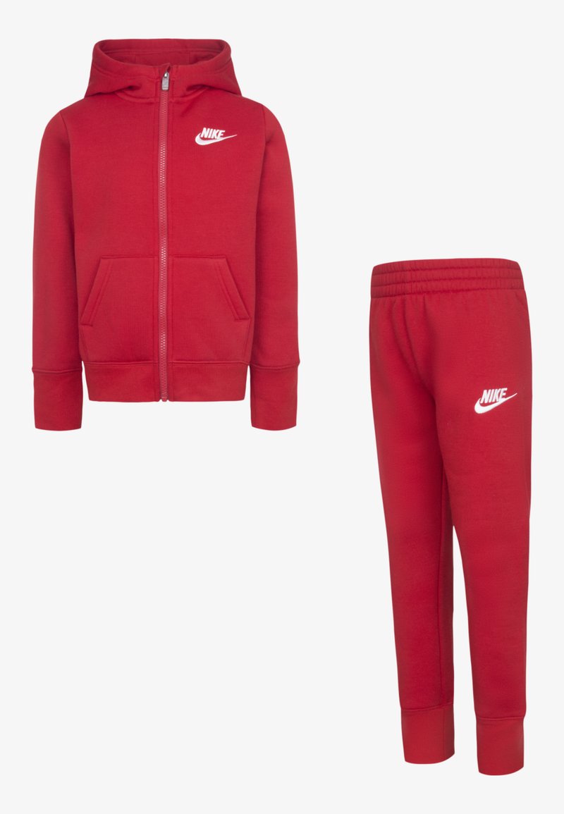 Röd Nike zip-up hoodie med fickor framtill och matchande sweatpants med elastisk midja och logodetaljer på båda plagg.