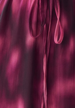 Gradient-Tie-Dye-Kleid in Nuancen von tiefem Pink und Mauve, aus einem weichen, fließenden Stoff und einem dünnen, passenden Gürtel zum Raffen in der Taille.