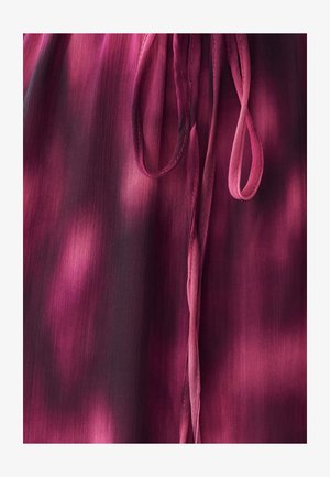 Gradient-Tie-Dye-Kleid in Nuancen von tiefem Pink und Mauve, aus einem weichen, fließenden Stoff und einem dünnen, passenden Gürtel zum Raffen in der Taille.