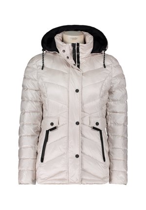 Jasnoróżowa pikowana kurtka z czarnym kapturem, z zapięciem na zamek błyskawiczny i napy, kieszeniami bocznymi i fakturą w romby.