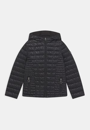 Veste noire matelassée à capuche avec un motif abstrait subtil, fermeture éclair complète devant, deux poches zippées avec anneaux de tirage, et manches longues.