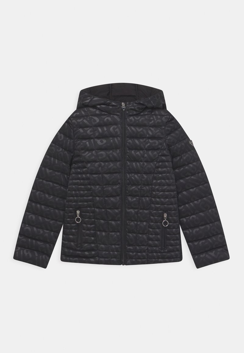 Veste noire matelassée à capuche avec un motif abstrait subtil, fermeture éclair complète devant, deux poches zippées avec anneaux de tirage, et manches longues.