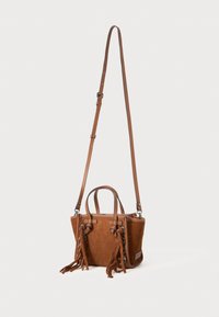 Sac à main en suède marron avec deux poignées supérieures et une bandoulière longue ajustable, doté de franges décoratives et d'accents en métal argenté.