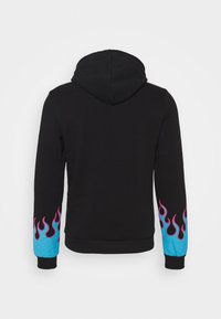 Sweat à capuche noir, avec une capuche, présentant des poignets bleus et des motifs de flammes roses sur les manches. Fabriqué en matériau doux avec une coupe décontractée.