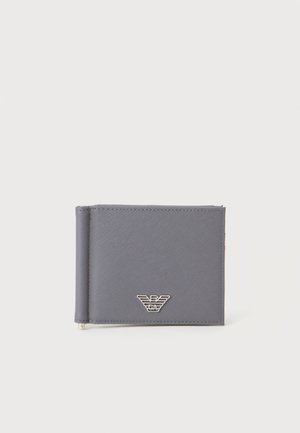 Portefeuille gris bi-fold avec un emblème de logo argenté sur le devant et un clip à billets en métal sur le côté gauche, présenté sur un fond blanc uni.