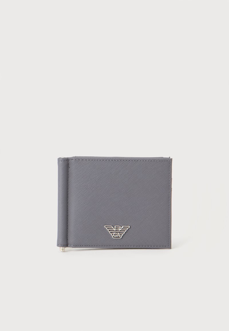 Portefeuille gris bi-fold avec un emblème de logo argenté sur le devant et un clip à billets en métal sur le côté gauche, présenté sur un fond blanc uni.