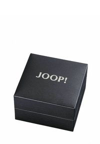 Svart texturerad presentlåda med en silverfärgad "JOOP!"-logotyp på toppen, med ett gångjärnslock och solid rektangulär struktur.