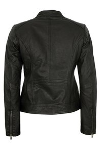 Schwarze Lederjacke mit taillierter Passform, mit gesteppten Schulterakzenten, Stehkragen und Reißverschlüssen an den Ärmelbündchen. Glatte Textur und maßgeschneiderte Nähte.