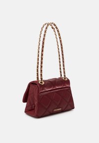 Steve Madden BVOLTURI - Skuldertasker - crimson