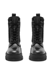 Bocanci negri cu șireturi, cu piele netedă și panouri laterale texturate, o talpă masivă, ochiuri întărite și un bucluc la vârf.