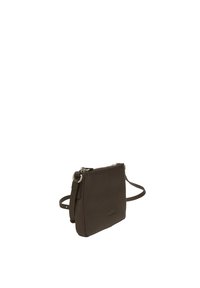 Braune Leder-Crossbody-Tasche mit rechteckiger Form, strukturiertem Oberflächenmaterial und verstellbarem Schulterriemen. Verfügt über einen Reißverschluss oben und dezentes Branding.