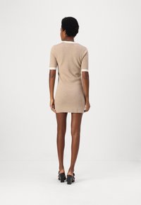 pure cashmere COLOR BLOCK SHORT SLEEVE DRESS - Sarafanas - camel