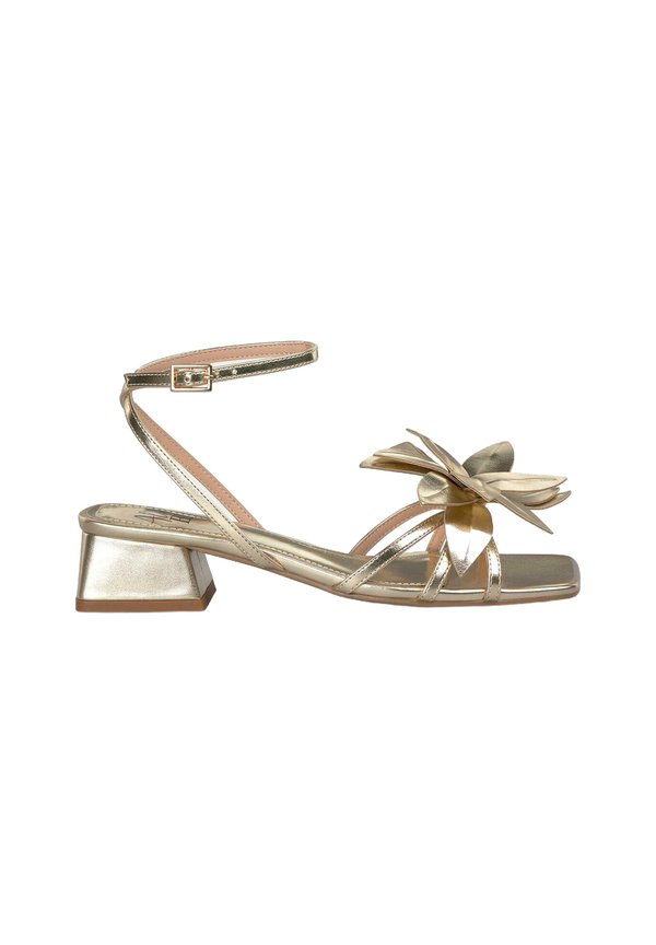 ANCHO Y CIERRE CON HEBILLA - Riemensandalette - dorado