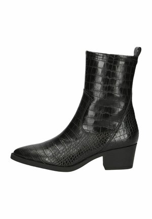 Botín negro hasta el tobillo con textura de cocodrilo, punta afilada y tacón bajo cuadrado. Presenta lados elásticos para facilitar el calzado. Acabado de cuero suave.
