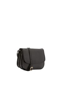 Borsa a tracolla in pelle nera con chiusura a patta, tracolla regolabile e tre scomparti. Texture liscia con accenti hardware minimi.