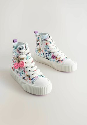 Korkeavartiset tennarit, joissa värikäs graafinen kuosi kankaalla. Niissä on valkoinen kuminen kärkikuppi ja pohja sekä violetti kangaspohjanvetonauha ja koristeelliset riipukset.