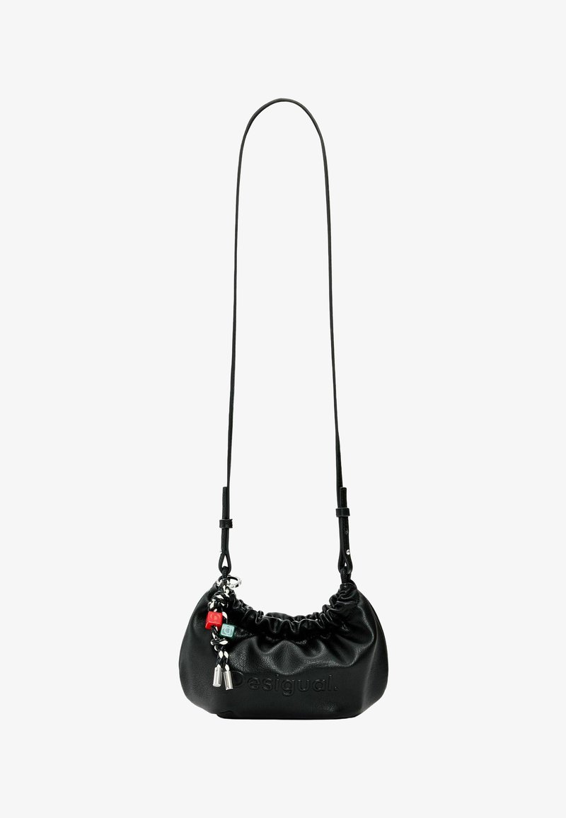 Schwarze Schultertasche aus gerafftem Leder mit langem Riemen, Desigual-Logo und dekorativen roten und grünen Perlen auf geflochtenem Band.