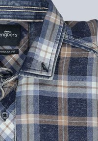 Karierter Hemd in Blau-, Braun- und Weißtönen. Verfügt über eine normale Passform, einen button-down Kragen und einen strukturierten Stoff mit kontrastierenden Nähdetails.