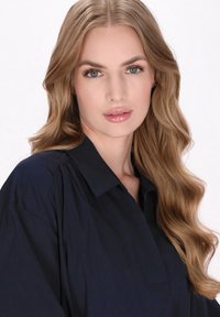 Marineblaue Bluse mit Kragen, aus weichem Stoff und mit gefältelten Schultern, in lockerer Passform und mit glatter Textur.