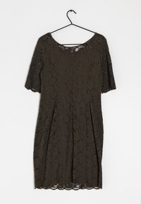 Vestido de encaje verde oliva con mangas cortas y escote redondo. Presenta patrones florales y un dobladillo con forma de concha. Cuélga en una percha negra.