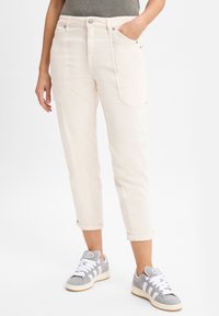 MAC Jeans IOWA BAGGY - Jeans Tapered Fit - ecru/white - Zalando
