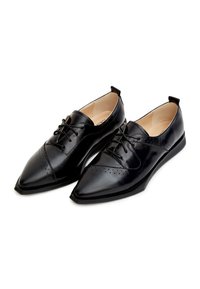 Chaussures en cuir noir à lacets avec bouts pointus, détails de brogue et finition lisse. Elles présentent un talon bas et un design minimaliste.