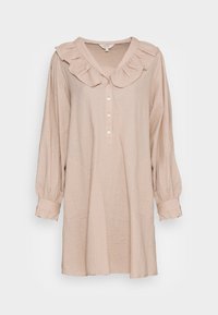 Vestido beige de manga larga con cuello con volantes, cierre frontal con botones y puños fruncidos. Fabricado en tejido texturizado, tiene un corte relajado.