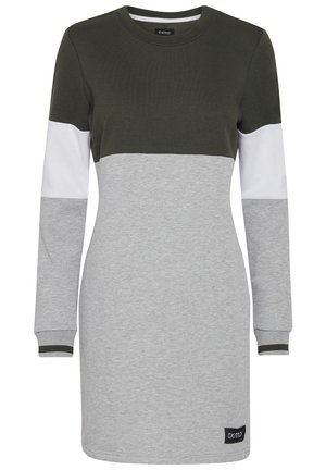 Långärmad klänning med en färgblockdesign i olivgrön, vit och grå. Tillverkad av mjukt tyg med rund halsringning och manschetter på ärmarna.