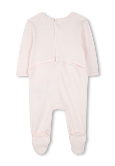 Un body pour bébé à manches longues rose avec un col arrondi, une fermeture à boutons-pression à l'arrière et un bas avec pieds. Tissu doux et extensible.