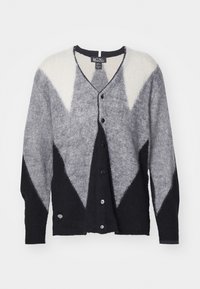 Grå och svart mönstrad cardigan med V-ringning, sju knappar och kontrasterande chevronmönster i mjukt material.