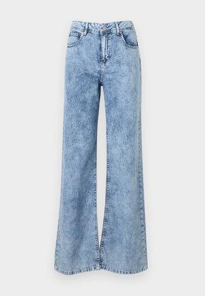 Blugi largi, de talie înaltă, albastru deschis, cu nasture și fermoar frontal, având două buzunare în față și șlițe pentru curea.